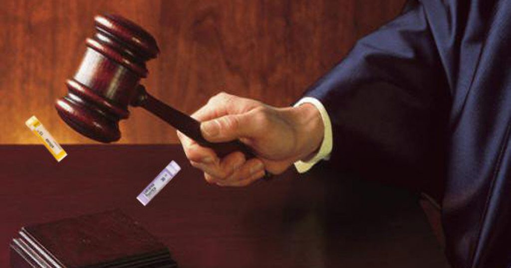 Giudice omeopatico infliggeva ergastoli di un'ora di carcere al giorno per 2000 anni - Lercio