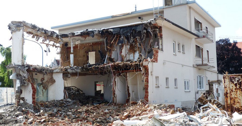 Impresa edile marchigiana demolisce una palazzina solo con le bestemmie - Lercio