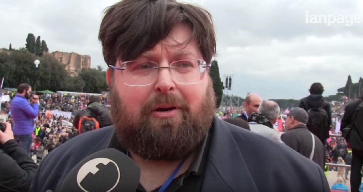 Adinolfi: "Ok due mamme, ma almeno una non si depili" - Lercio