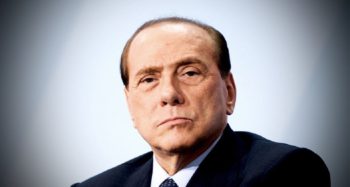 Berlusconi rassicura la Guardia di Finanza sui versamenti anomali: "Presto anche a voi" - Lercio