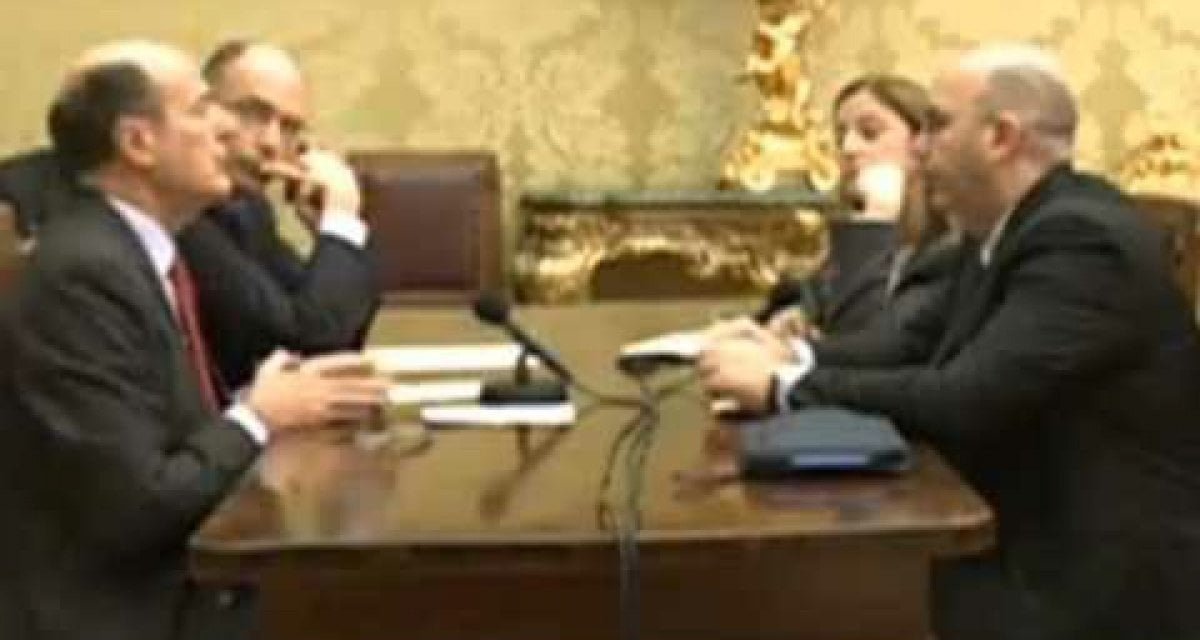 Il M5s torna sui suoi passi: "Ok a un governo col PD di Bersani" - Lercio