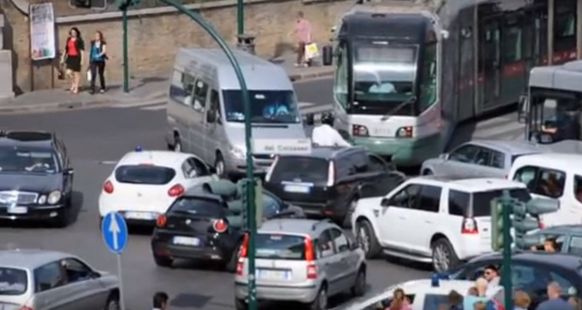 Imbroglia per vincere la maratona di Roma, prende l'auto e arriva ultimo - Lercio