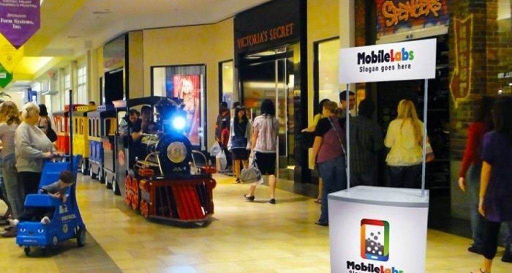 Squilibrato entra in un centro commerciale e ascolta quello che gli dice un promoter - Lercio