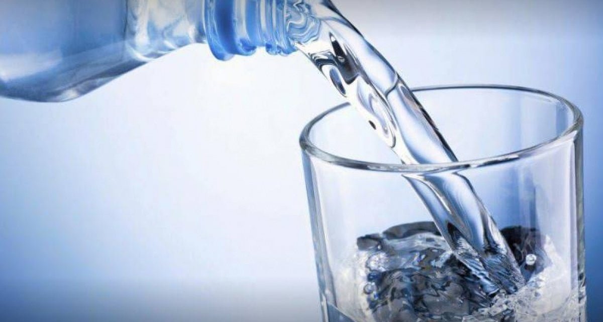 Taranto. Non rimette il tappo alla bottiglia d'acqua naturale e il giorno dopo la ritrova frizzante - Lercio