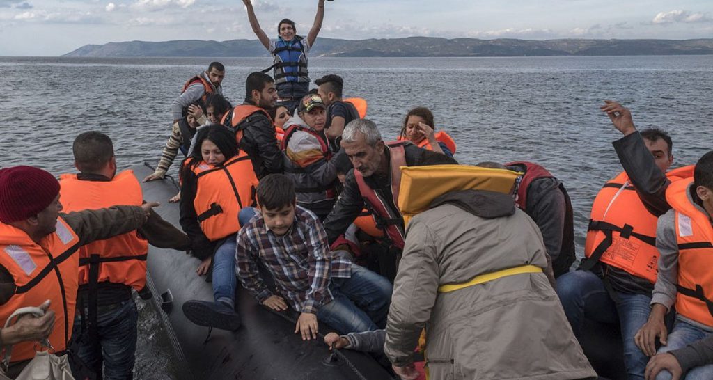 Migranti fingono di avere un carico di droga per attraccare indisturbati in Italia - Lercio