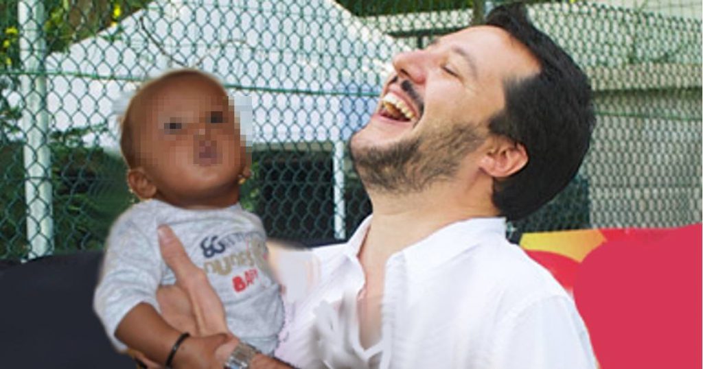"Non sono un mostro", Salvini posta un selfie mentre accarezza un cucciolo di migrante - Lercio