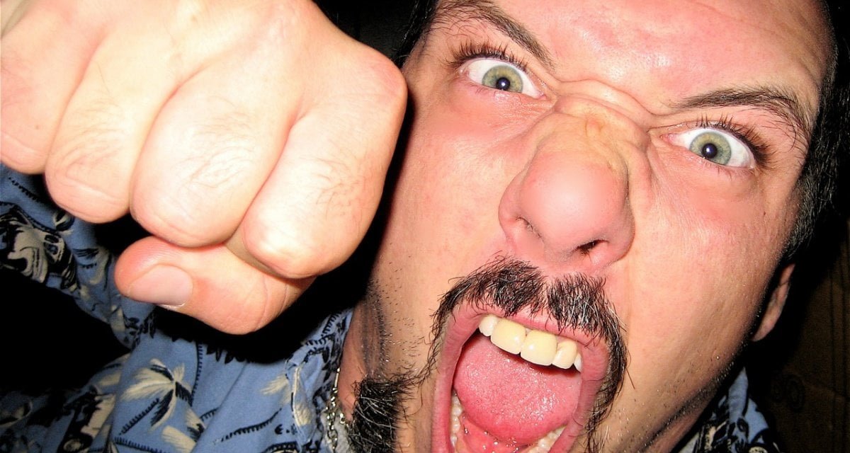 Professore masochista dava brutti voti di proposito per farsi picchiare dai genitori - Lercio