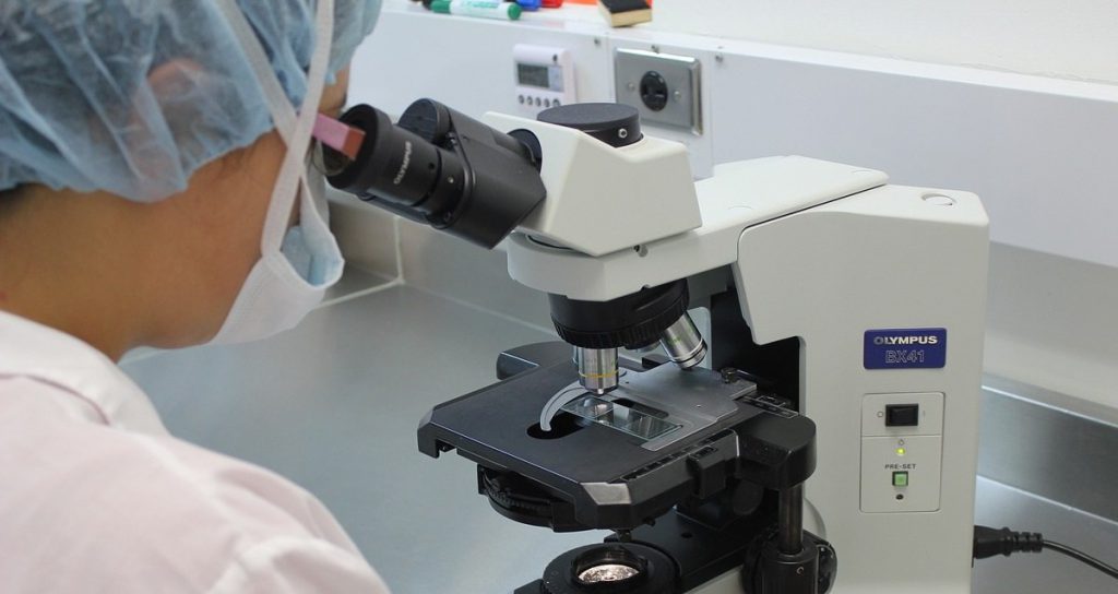 Scoperto deficit neurologico responsabile dei video girati in verticale - Lercio