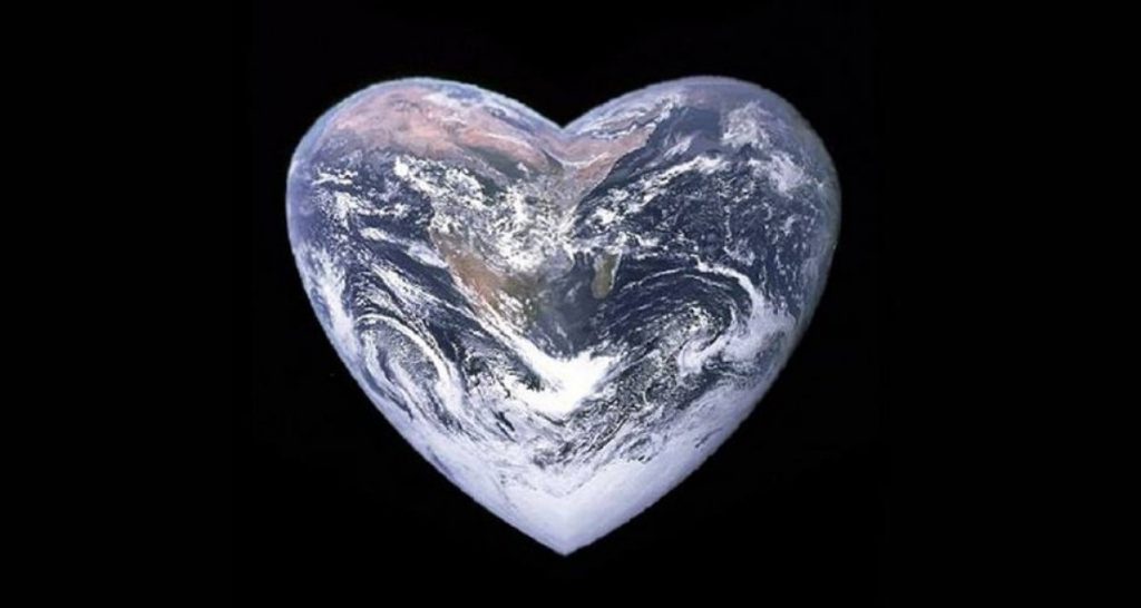 Si innamorano al meeting dei terrapiattisti e ipotizzano il terracuorismo - Lercio