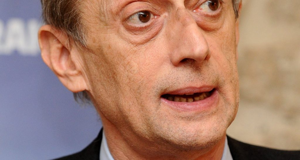 Il dramma di Fassino: "Mia moglie telefona alla Protezione Civile quando dico che è una bella giornata" - Lercio