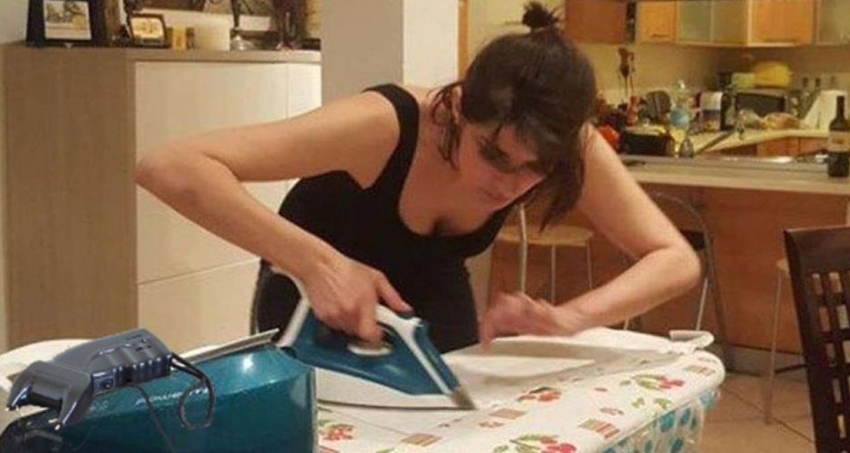 La Isoardi attacca il ferro da stiro mentre Salvini ricarica il taser e fa saltare la corrente - Lercio