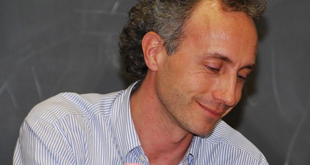 La moglie di Travaglio confessa: "Si eccita solo se indosso le manette" - Lercio