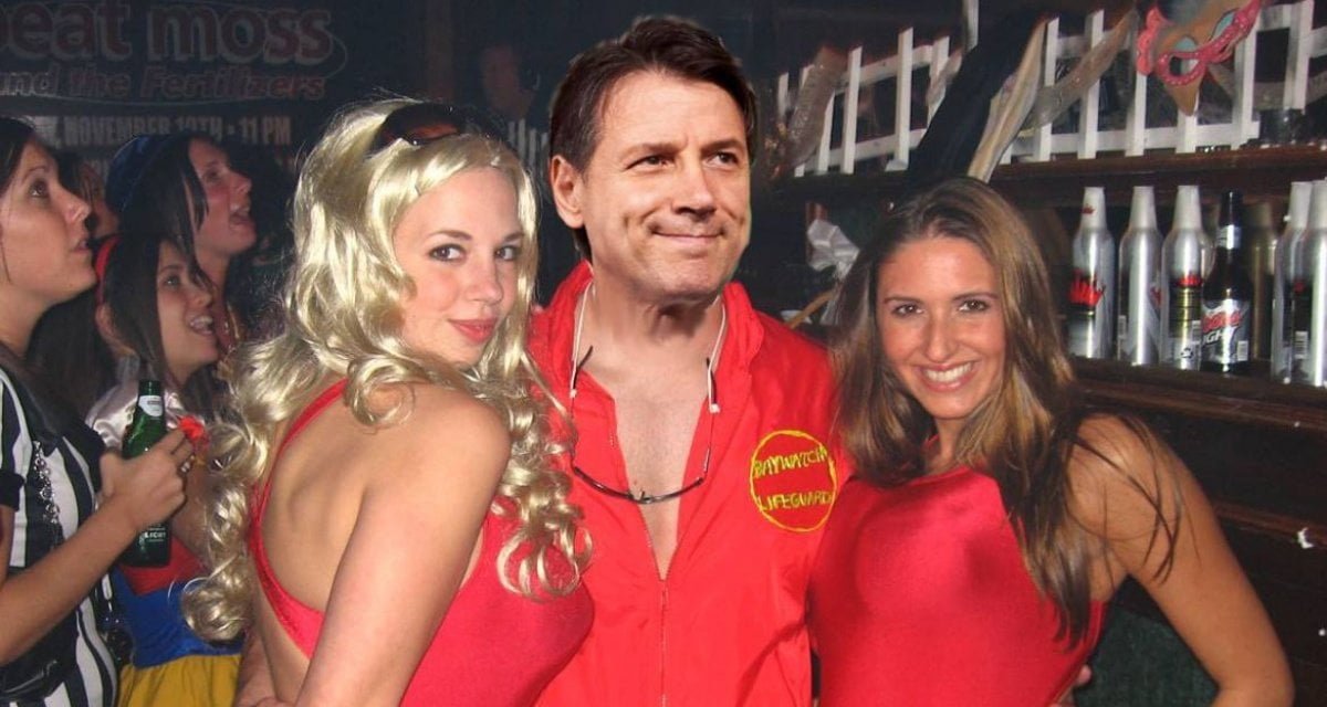 Rimini, Giuseppe Conte avvistato mentre cerca di abbordare due turiste spacciandosi per premier - Lercio