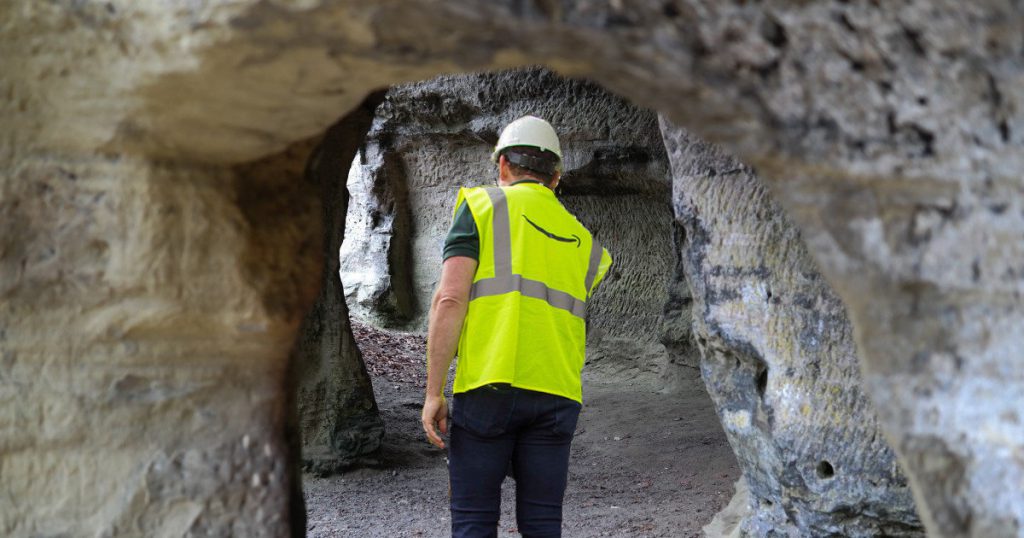 Sopravvive intrappolato senza viveri in una grotta per quattro mesi: assunto da Amazon Italia - Lercio