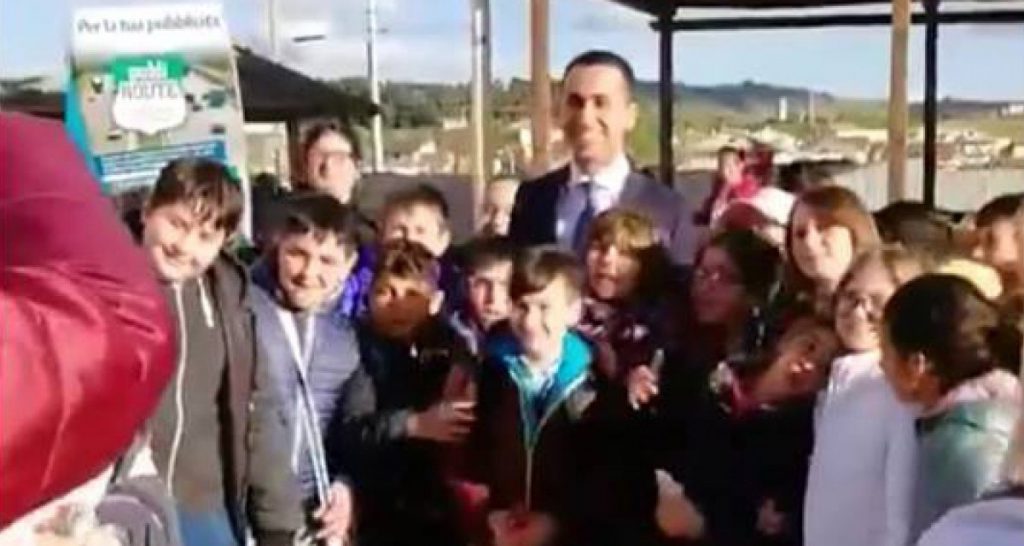 Spopola sul web la foto di Di Maio con i suoi ex compagni di classe - Lercio