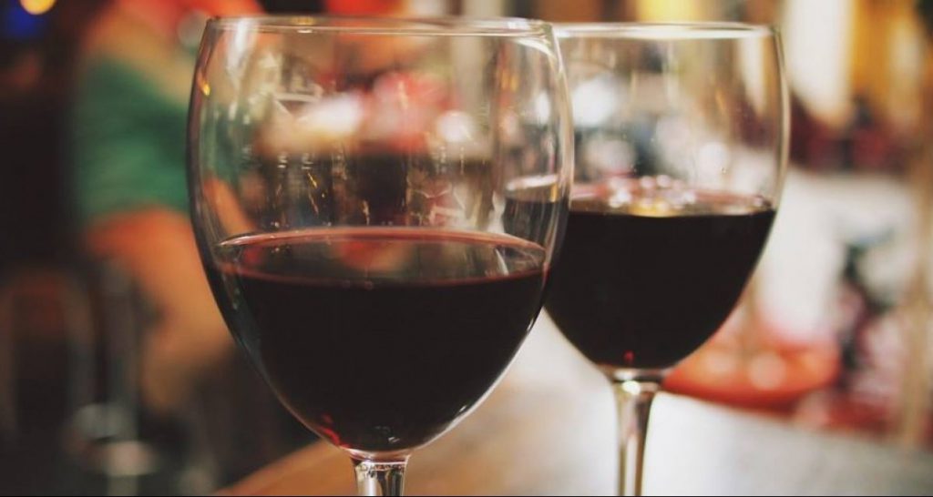 Alcolizzato ottimista vede due bicchieri mezzi pieni - Lercio