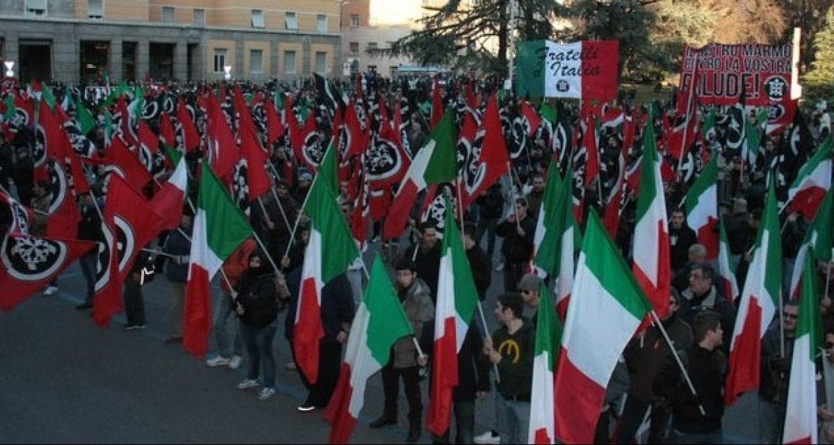 "Chi non segue le leggi dello Stato italiano deve andarsene". Espulsi 60.000.000 di italiani - Lercio