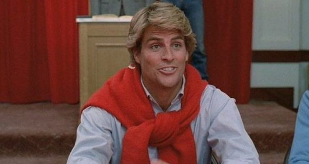 Estate: è ancora allarme uomini con maglioncini sulle spalle - Lercio