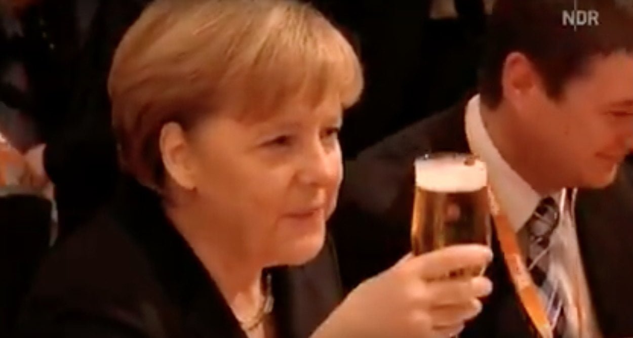 Germania. Angela Merkel annuncia il rimpatrio degli italiani che preferiscono il vino alla birra - Lercio
