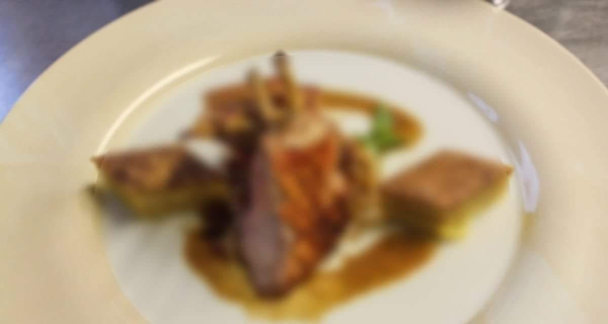 "Il cibo si mangia, non si fotografa!". Chef prepara solo pietanze sfocate - Lercio