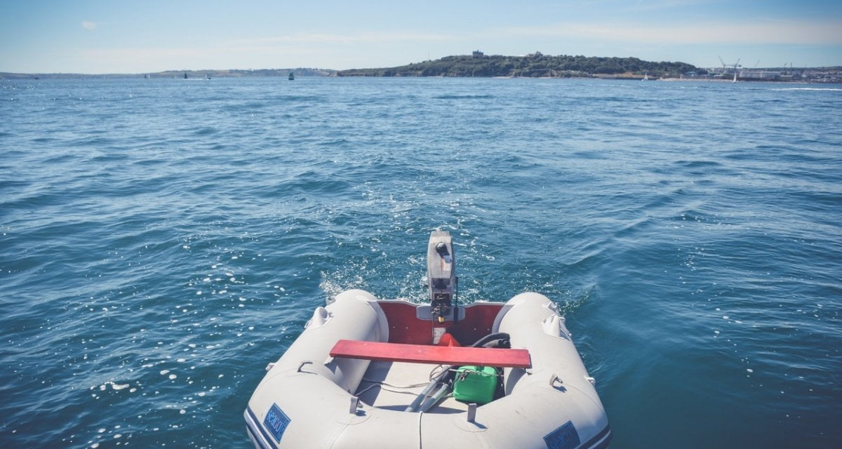 Ingegnere leghista brevetta gommone in grado di navigare solo verso sud - Lercio