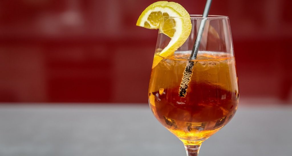 Instagram festeggia il miliardesimo spritz immortalato in bacheca - Lercio