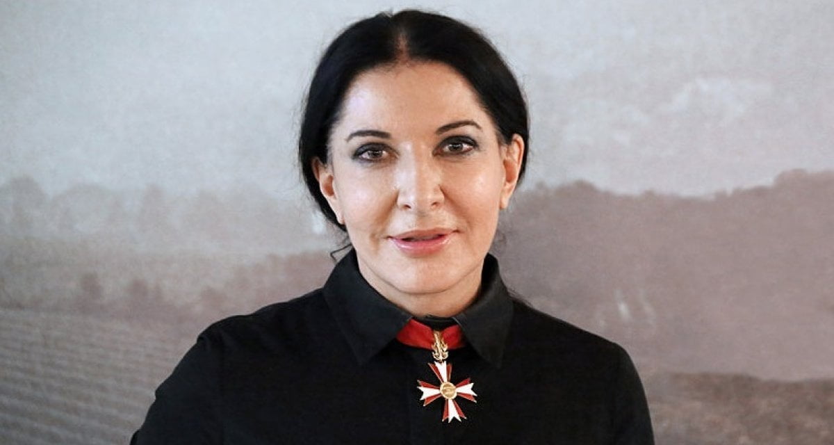 Marina Abramovic aggredita da una sua installazione artistica - Lercio