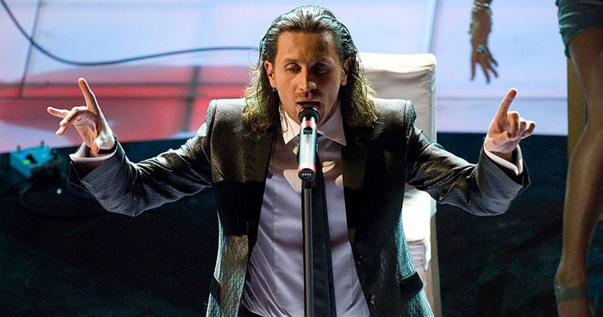 Povia si rifiuta di suonare ad un festival musicale in cui non era invitato - Lercio