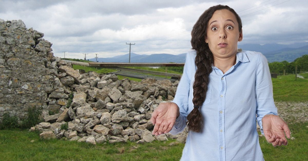 Preside inchioda crocifisso in classe, la martellata fa crollare la scuola - Lercio