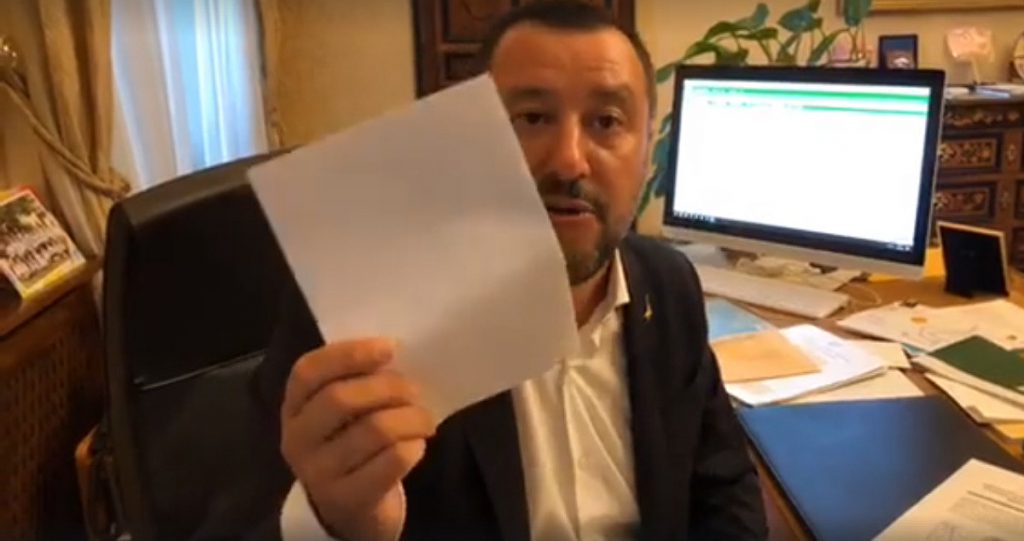 Salvini apre in diretta fb la busta sbagliata e ritrova i 49 milioni di euro - Lercio
