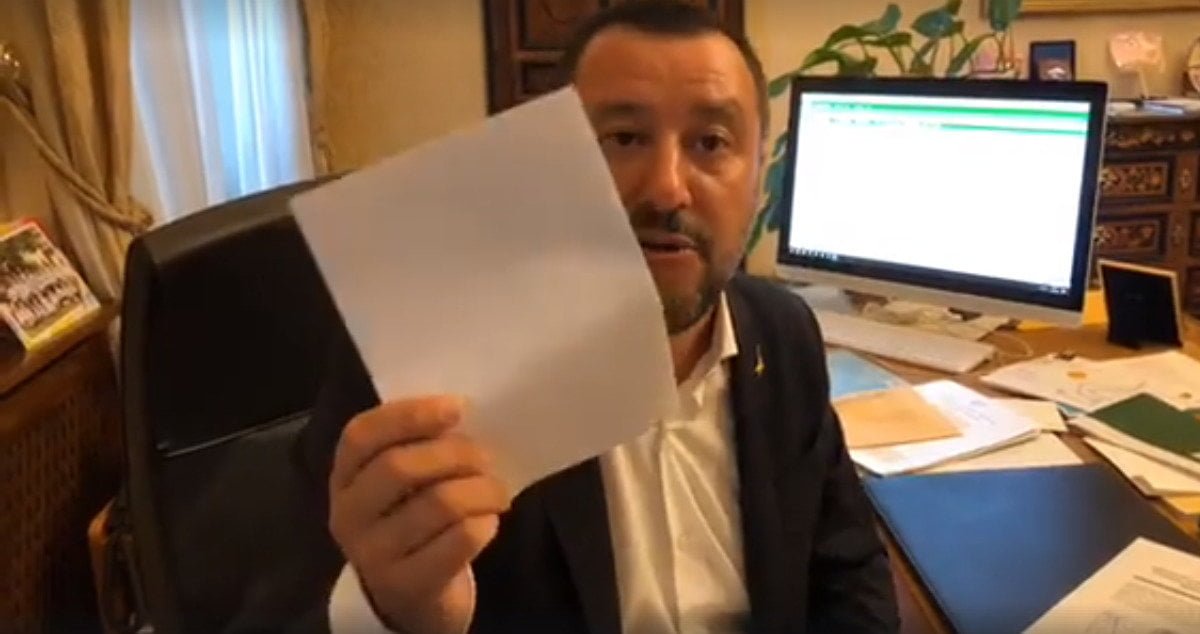 Salvini apre in diretta fb la busta sbagliata e ritrova i 49 milioni di euro - Lercio