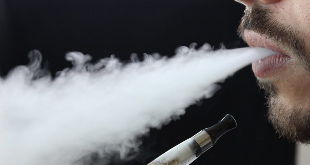 Scienza, sigaretta elettronica più piacevole dopo il sesso con bambole gonfiabili - Lercio