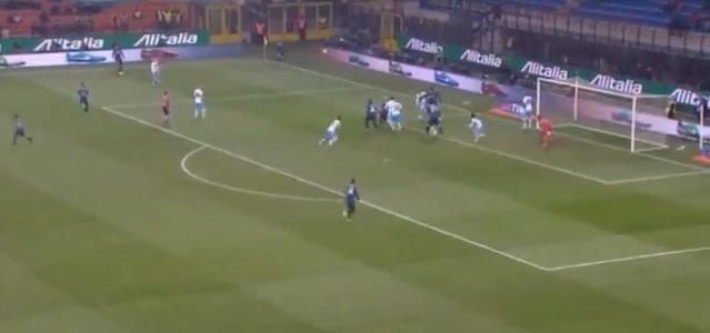 Serie A, nuovo regolamento. Se un giocatore extracomunitario protesta l'arbitro potrà usare il taser - Lercio