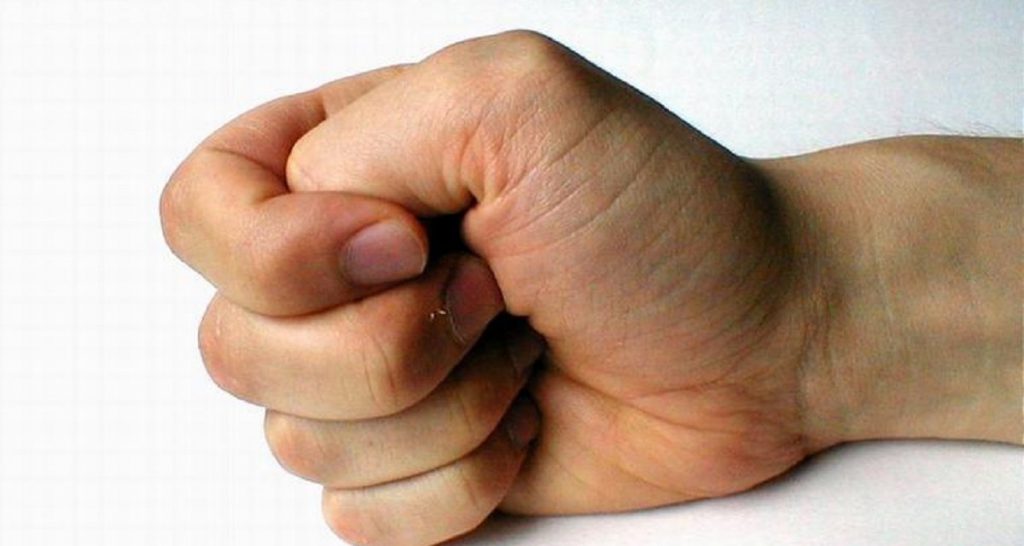 Si rifiuta di stringere la mano al collega: morto trapezista - Lercio