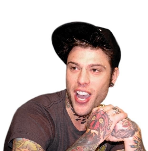 "Voglio essere più virile": Fedez si fa tatuare dei peli - Lercio