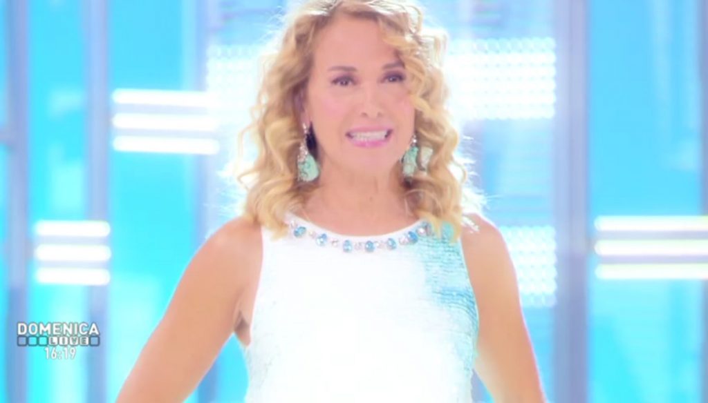 Adiconsum avverte: "Primi piani di Barbara D'Urso dimezzano la vita dei televisori a led" - Lercio