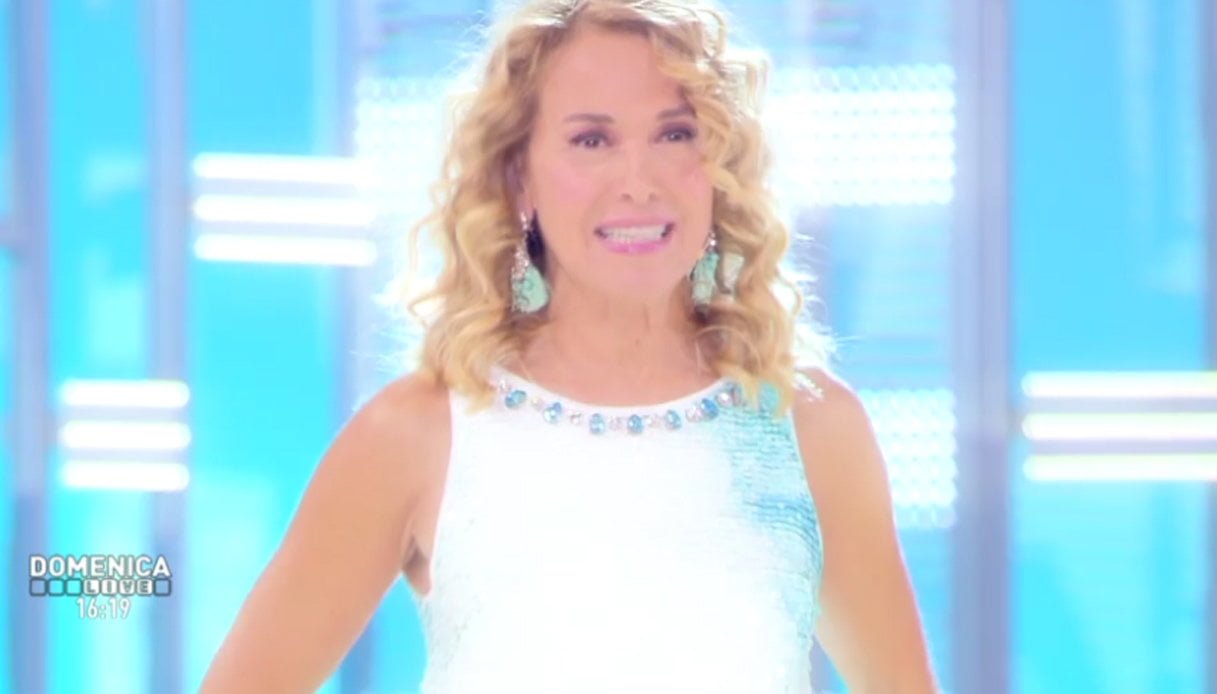 Adiconsum avverte: "Primi piani di Barbara D'Urso dimezzano la vita dei televisori a led" - Lercio