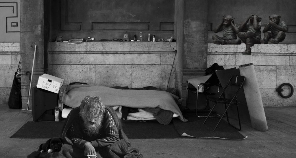 Italia, decine di ex-poveri si ostinano a dormire sotto i ponti - Lercio