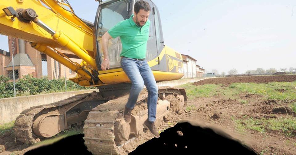 Roma, Salvini torna a San Lorenzo con la ruspa e finisce in una buca - Lercio