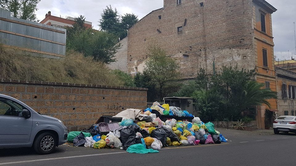 Virginia Raggi: “A Roma i rifiuti aumentano a causa della fine della povertà” - Lercio