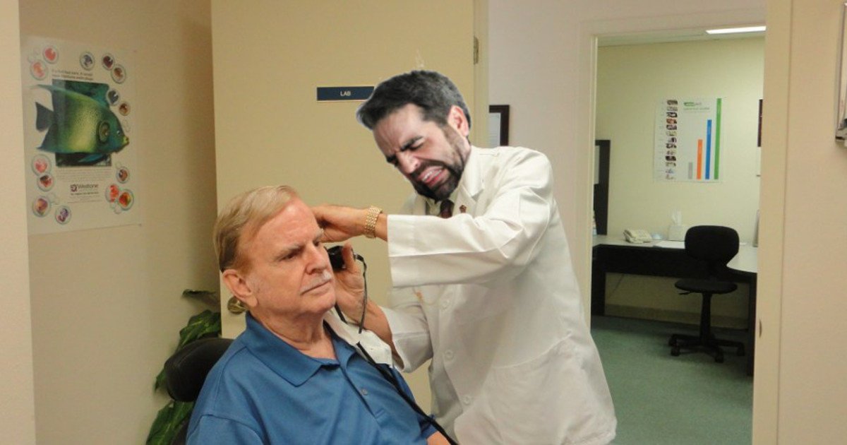 Anziano prova apparecchio acustico e scopre che quelle fatte per anni non erano scorregge silenziose - Lercio