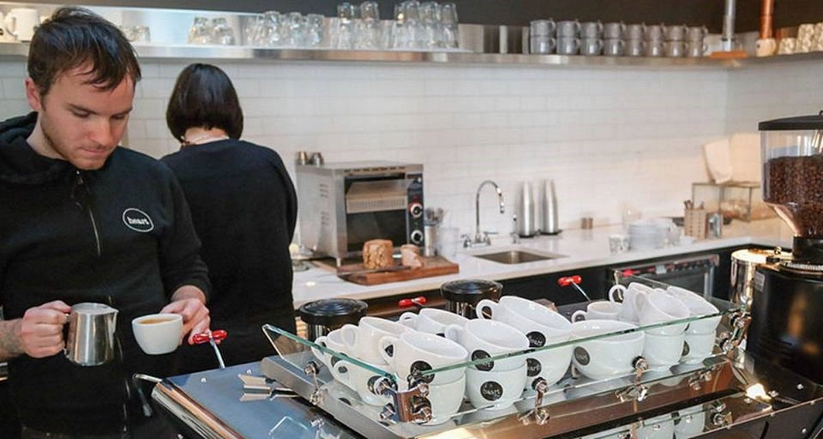 Barista uccide cliente che aveva ordinato il caffè usando 14 aggettivi - Lercio