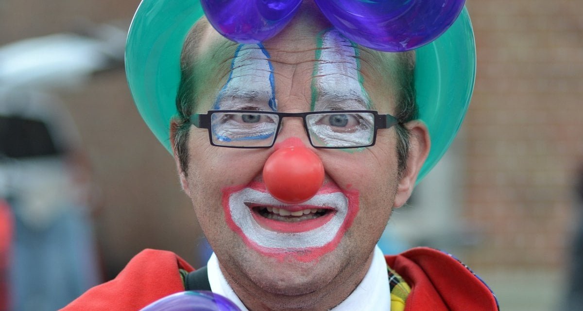 BlaBlaCar, pagliaccio usa la sua macchina per dare un passaggio a 25 persone - Lercio