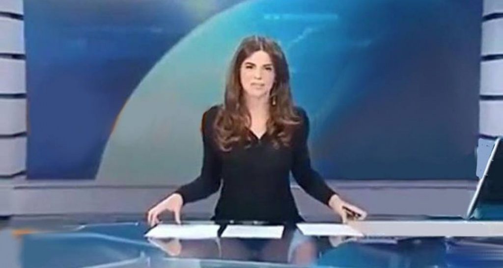 Conduttrice chiude TG senza pareggiare i fogli sulla scrivania: telegiornale da rifare - Lercio