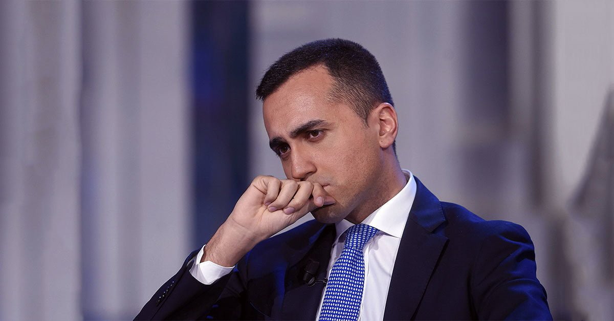 Di Maio prende in mano una calcolatrice e si ustiona - Lercio