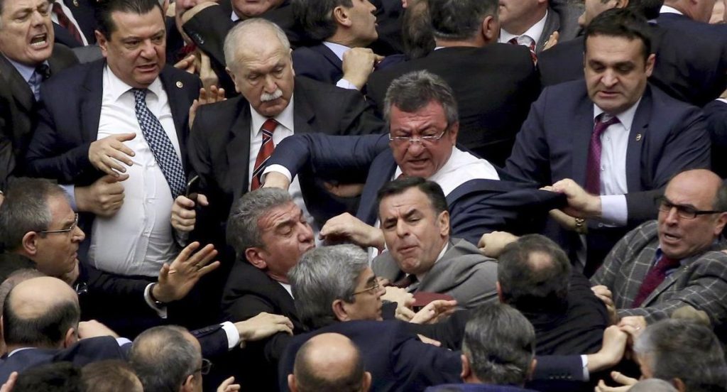 "Io dono più di te!" Rissa al convegno Aido: sette morti e dozzine di nuovi organi disponibili - Lercio