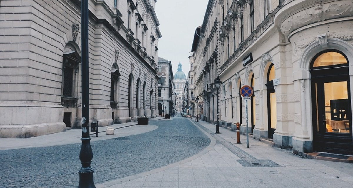 Rinviato di nuovo il corteo dei burocrati perché non hanno ancora chiesto l'autorizzazione - Lercio