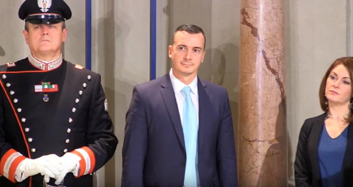 Rocco Casalino si scusa: "Questo governo è una simulazione" - Lercio