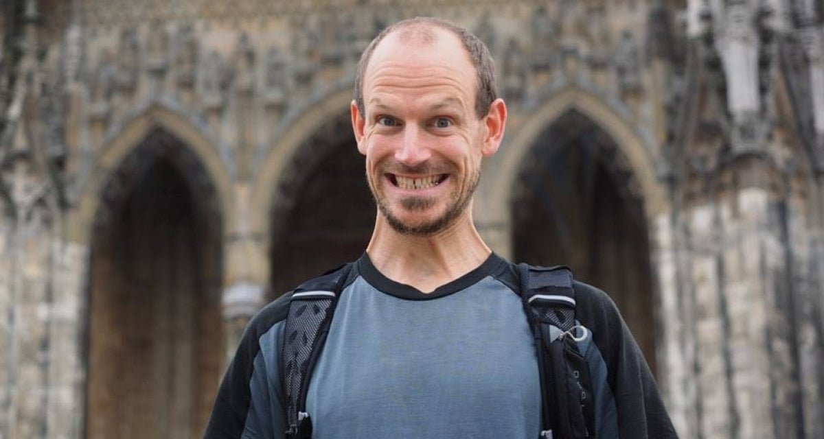 Si presenta al corso per diventare autodidatta e viene bocciato - Lercio