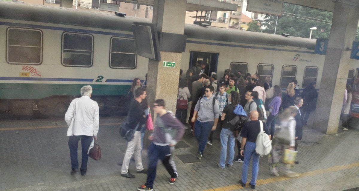 “Tornatene a casa tua!” Fa scendere un nero dal treno, ma era il macchinista: ferrovie nel caos - Lercio
